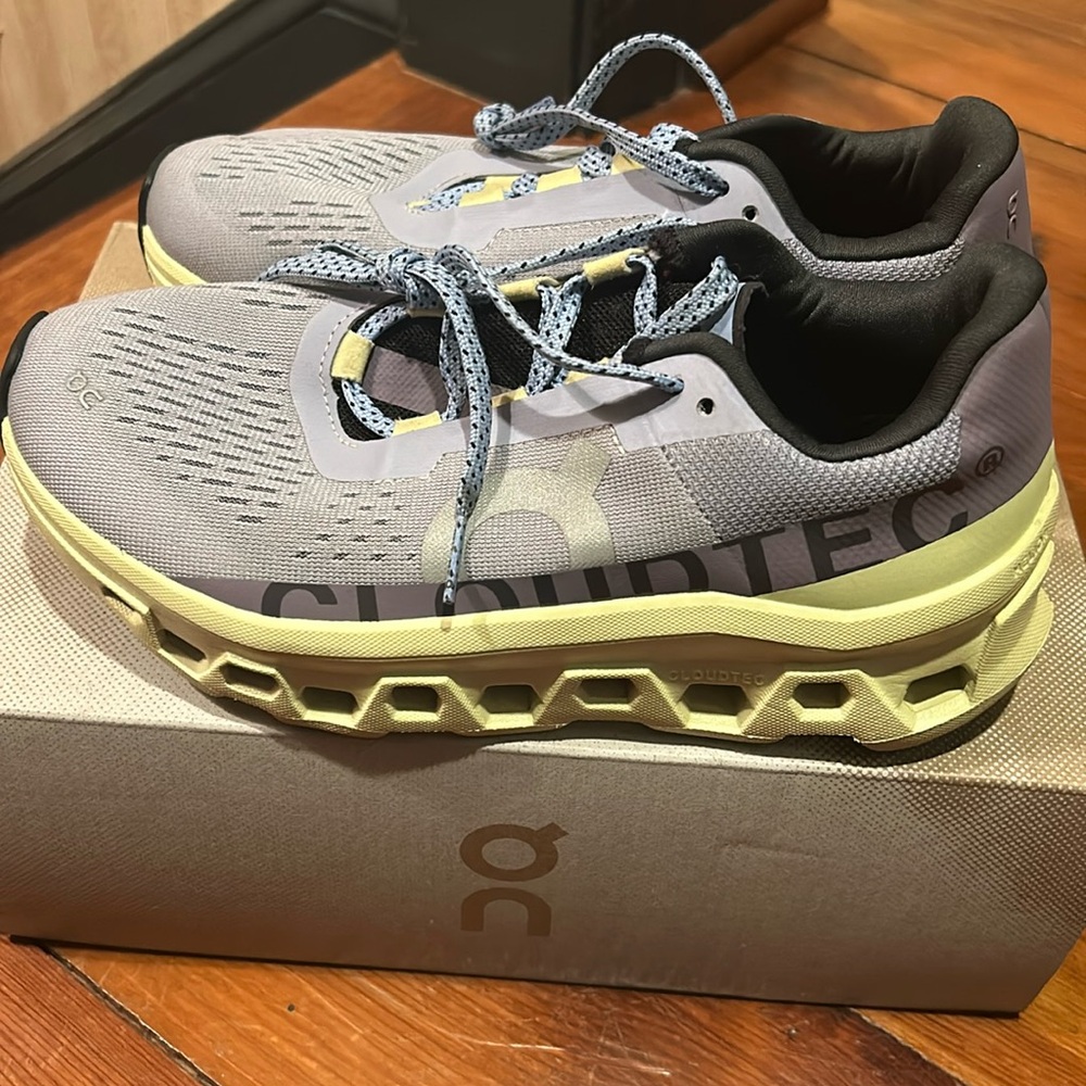 EUC Women’s On Cloud Running Shoes Size 7